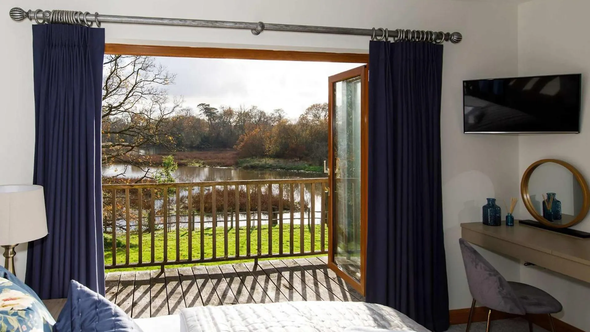 Serene Riverside: 6Br Luxury Retreat In Curdridge